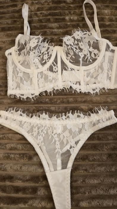 Biała bielizna koronkowa