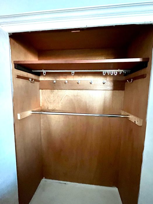 Roupeiro em madeira pintada