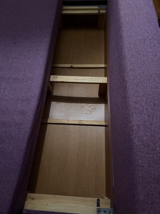 Диван з нішею бувший в ужитку