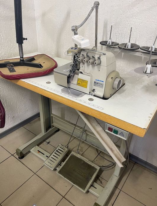 Оверлоки б/у (5-нитки).