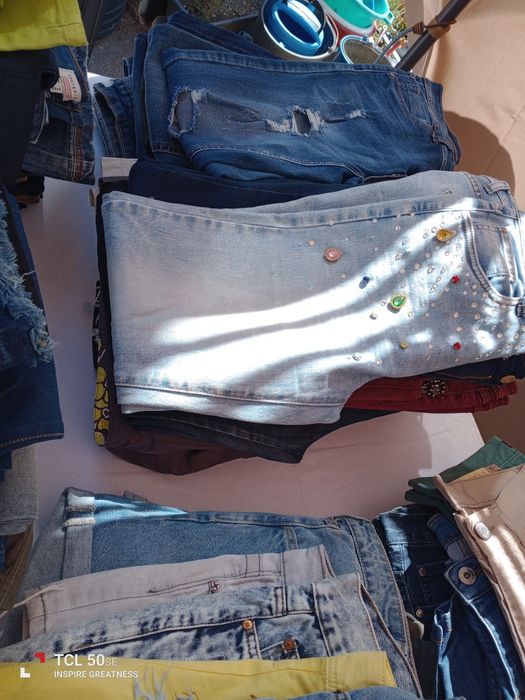 Lotes de calças semi novas vários tamanhos 20 pares de calças 15€