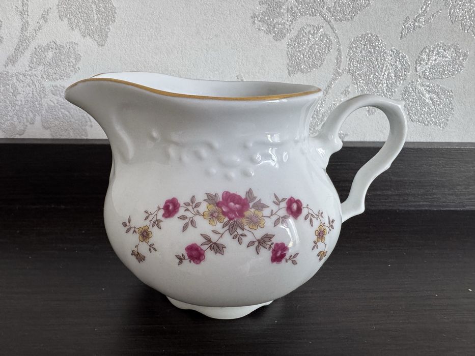 Sosjerka z czasów PRL, ceramika Karolina