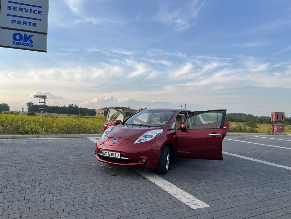 Продаю nissan leaf