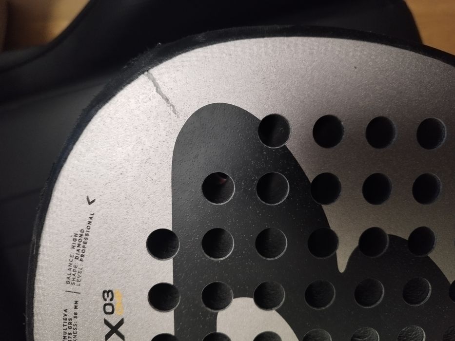 Raquete paddle com pequenas pancadas