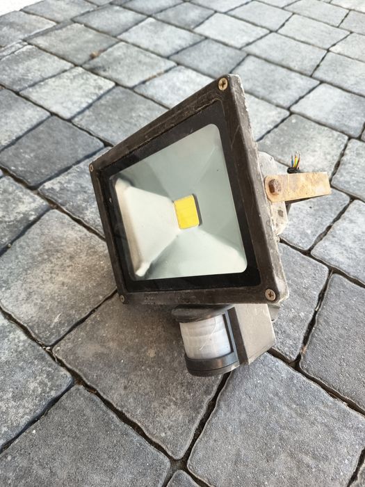 Halogen LED z czujnikiem ruchu