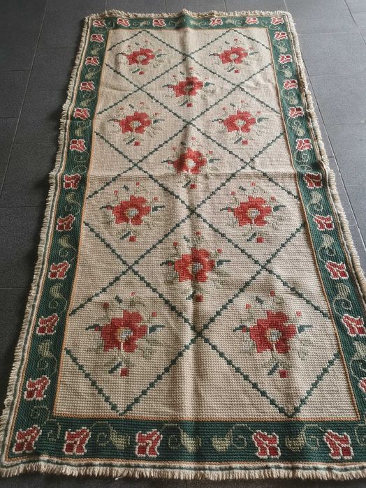 Tapete de Arraiolos feito à mão