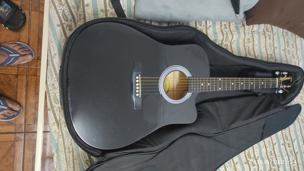 Vendo um violão fender elétrico cor preto semi novo pouco usado
