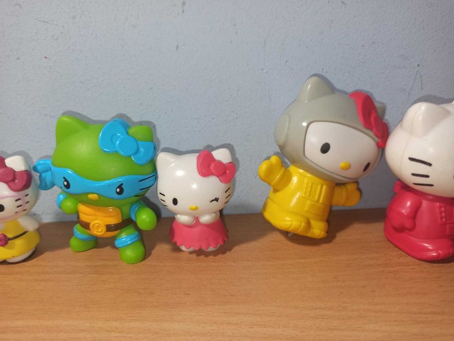 Іграшки Хелоу Кітті кіндер Hello Kitty ліцензійні колекція
