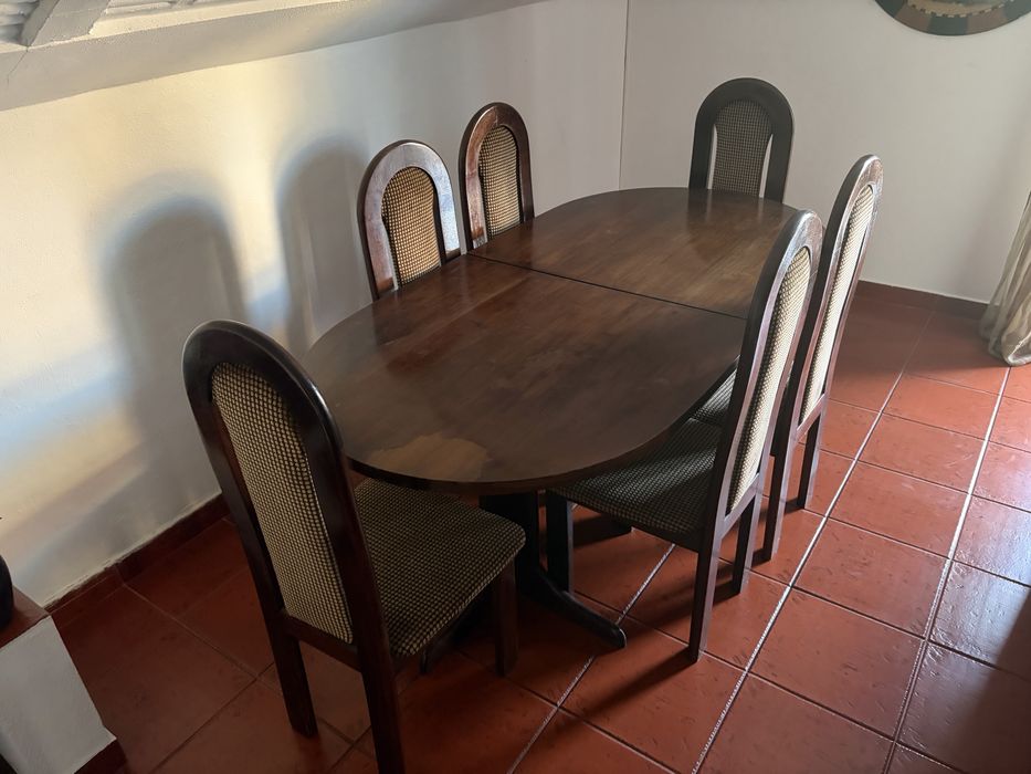 Mesa de jantar de madeira com 6 cadeiras