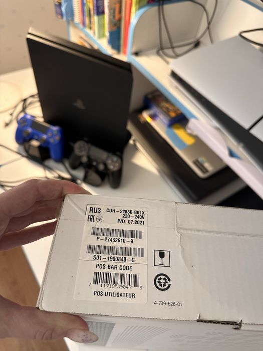 Sony PlayStation 4 slim 1 T (PS4) + 2 джойстики + зарядка