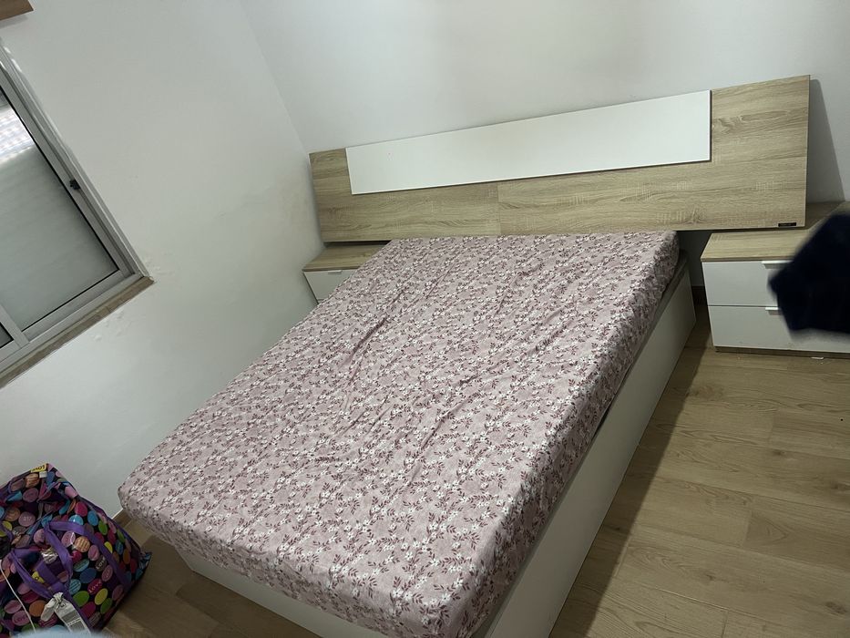 Cama casal com arrumaçao, colchao, cabeceira e duas mesinhas