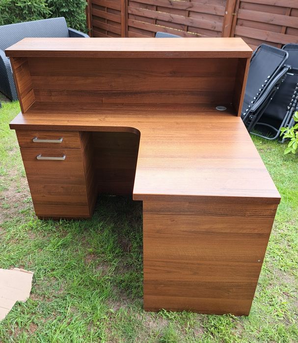 Narożne biurko z nadstawką, ladą, biurko - recepcja