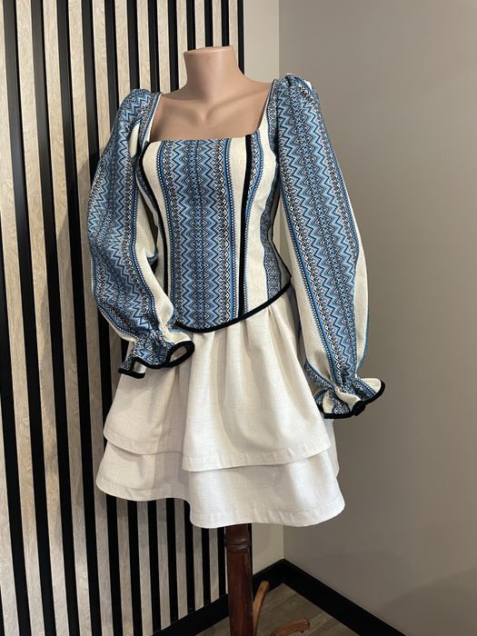 Костюм з вишивкою