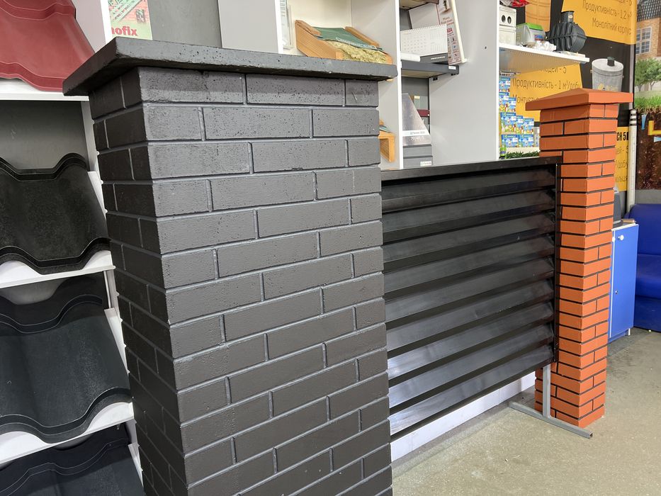 Стовпці, паркани, забори, огорожі, підмурівки.