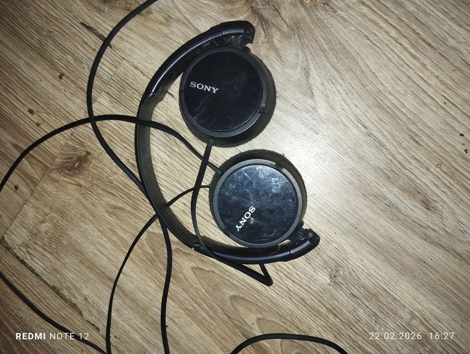 Czarne słuchawki sony