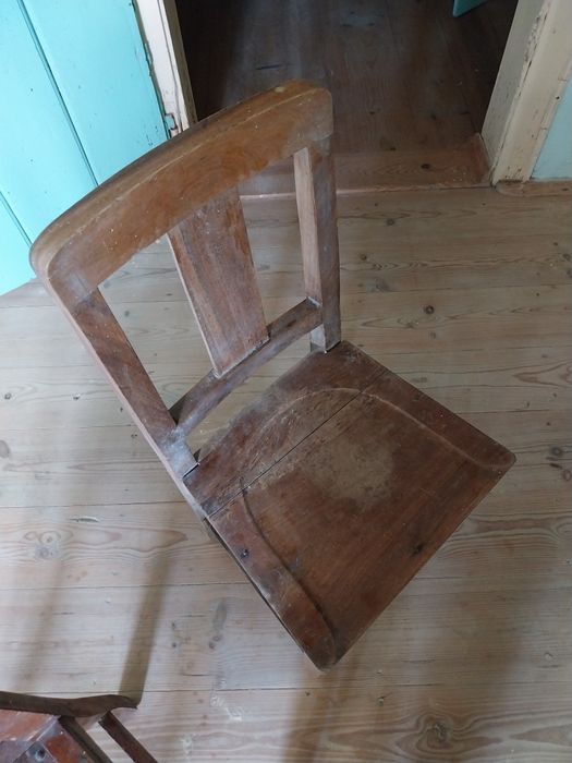 Várias cadeiras antigas