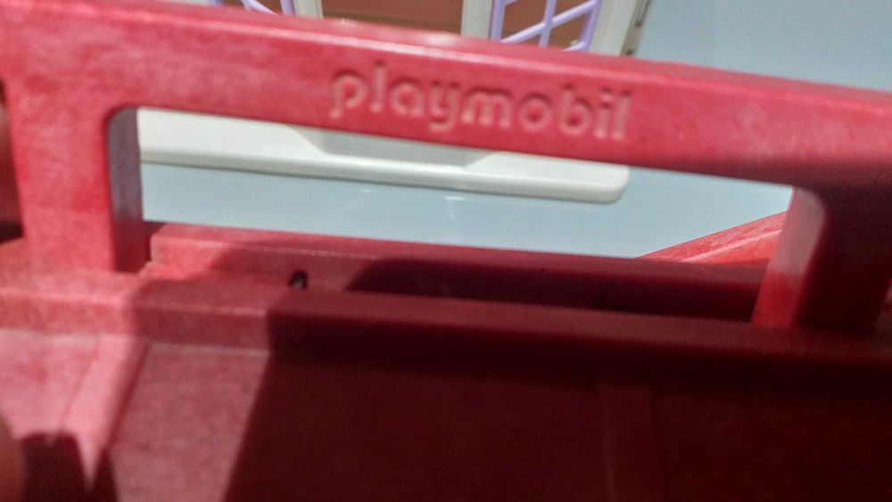 2 casas de brincar 1 delas Playmobil em bom estado