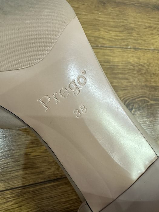 Жіночі туфлі.