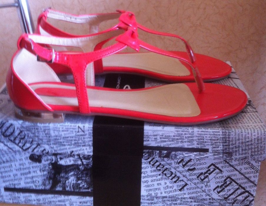 Красивые босоножки в коралловом цвете