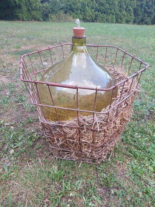 Stara butla na wino z koszem