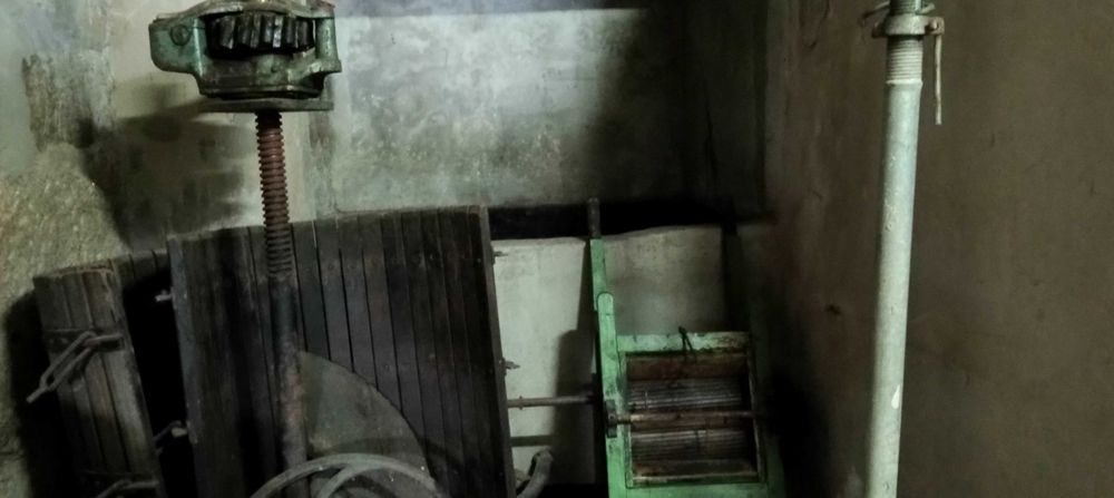 esmagador de uvas e prensa