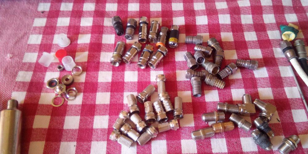 Material para cabo coaxial técnico TV