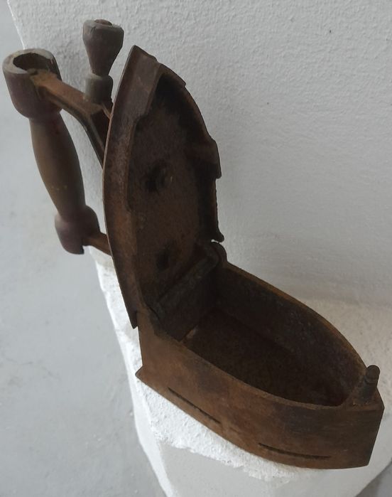 Ferro de engomar a carvão muito antigo - ÚLTIMOS DIAS