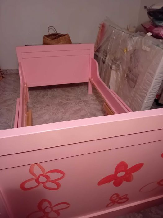 Cama e colchão extensível de menina