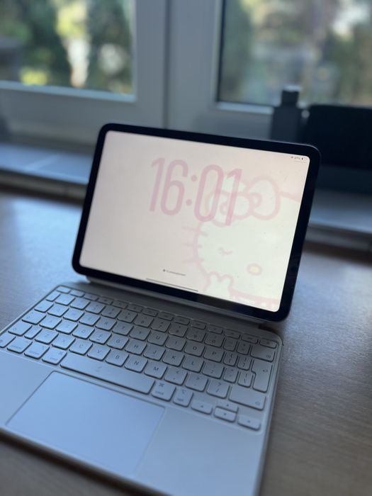 iPad 10 generacji wraz z orginalnym etui i klawiaturą