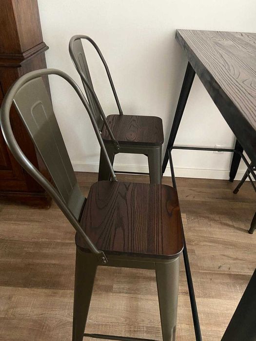 Mesa alta com 4 cadeiras