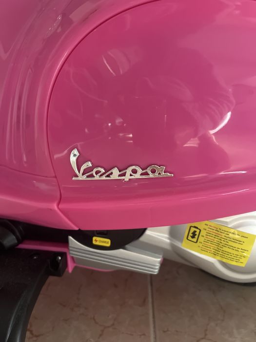 Vespa eletrica rosa choque
