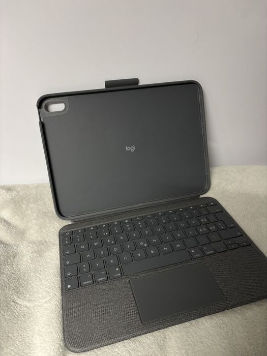 Etui z klawiaturą Logitech na iPad 10 gen Combo Touch