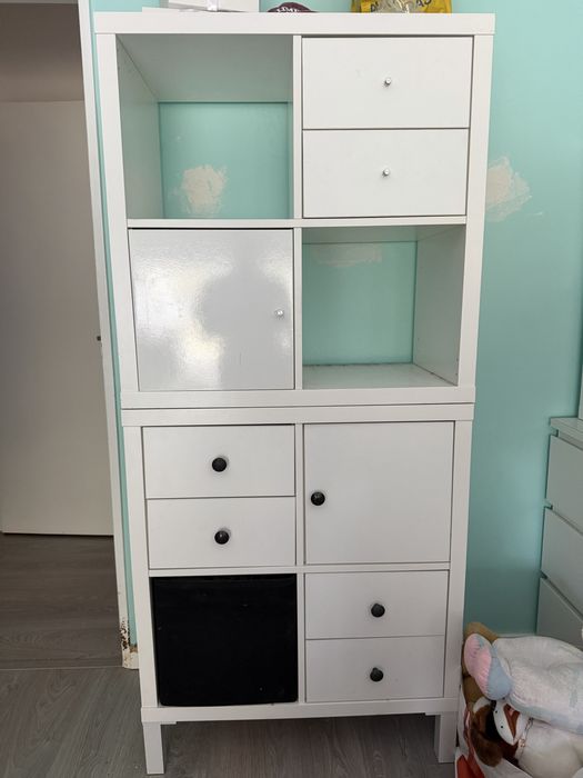 Estantes IKEA com gavetas e prateleiras