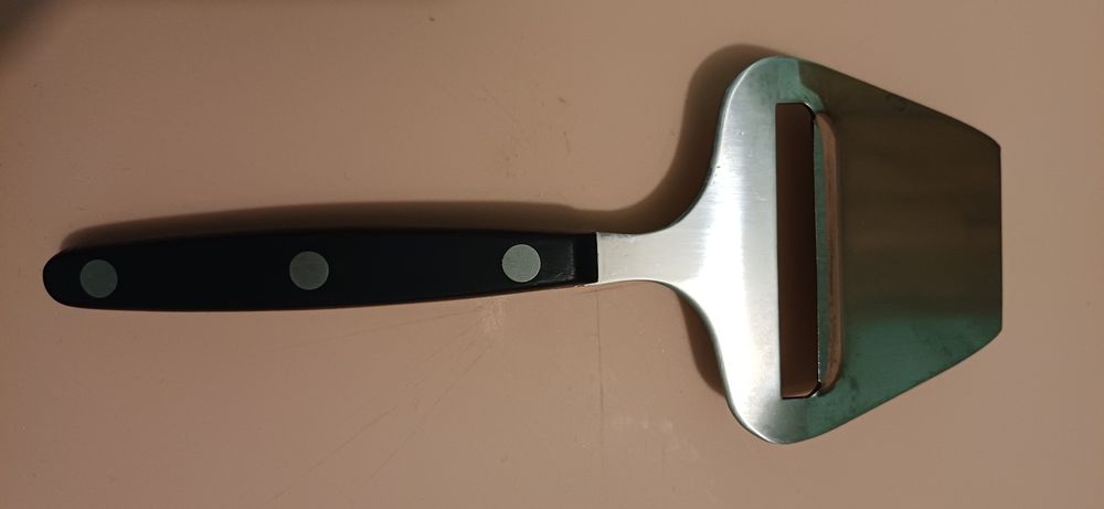 Набор ножей для сыра. 
Лопатка для сыра: Предназначена для нарезки тве