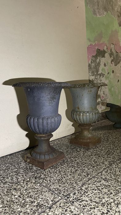 Dwie żeliwne donice