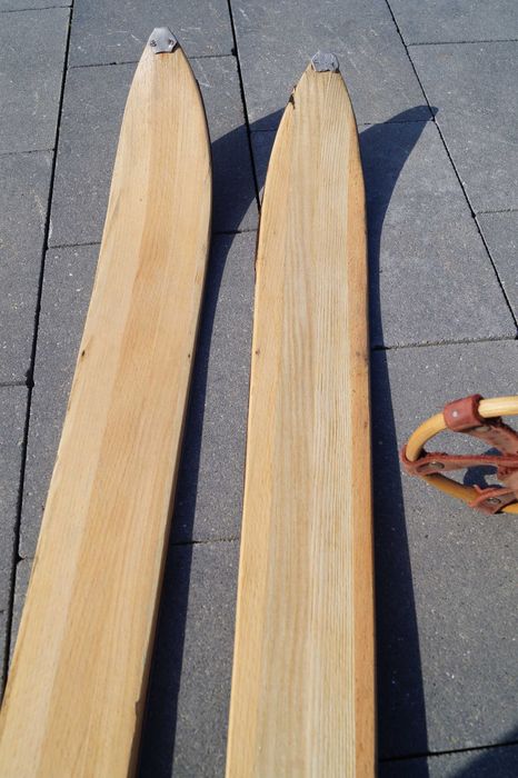 Stare narty drewniane 130 cm z kijkami