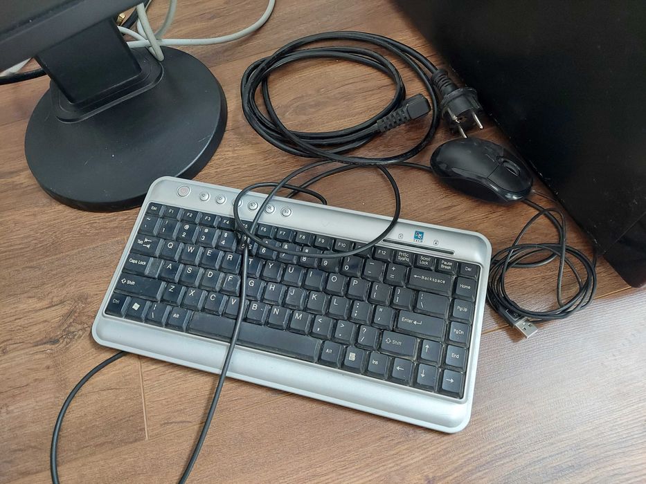 Komputer Intel Core2 Quad Q9300 dysk SSD intel 120GB RAM 8GB monitor