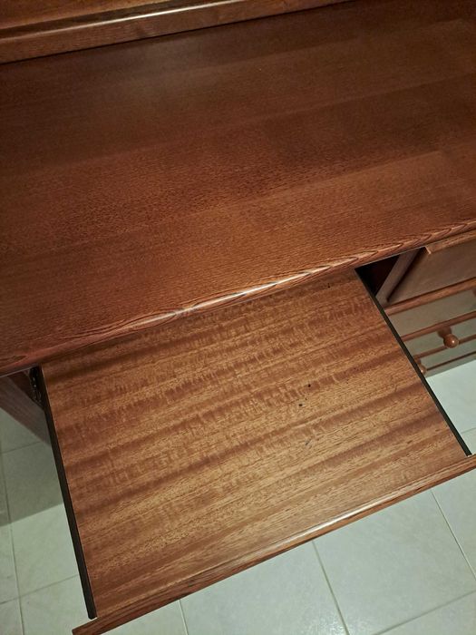 Secretária com estante e gavetas