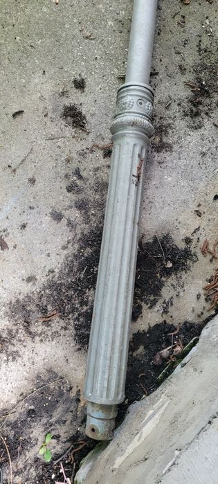 Słup oświetleniowy parkowy żeliwny z oprawą