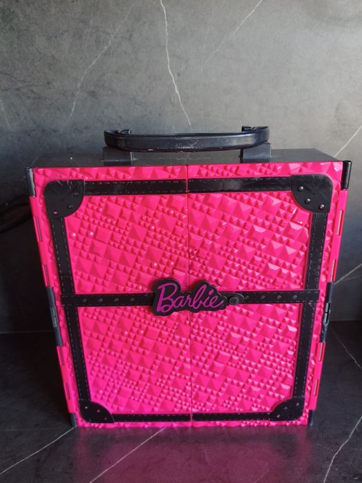 Plastikowa szafa dla lalek Barbie