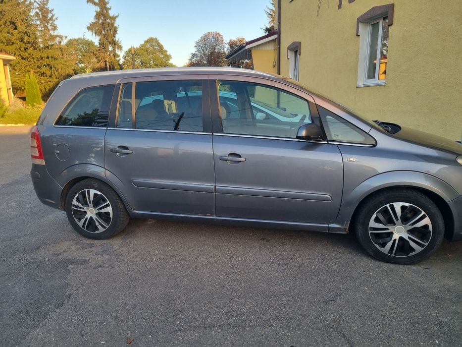 машина Opel Zafira
