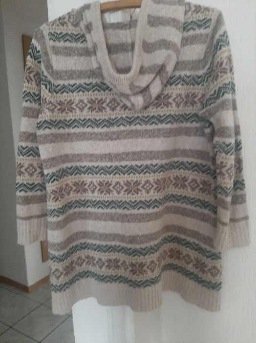 Sweter z kapturem