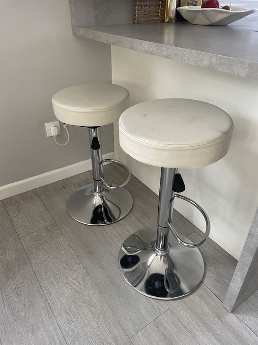 Dwa hokery regulowane krzesła