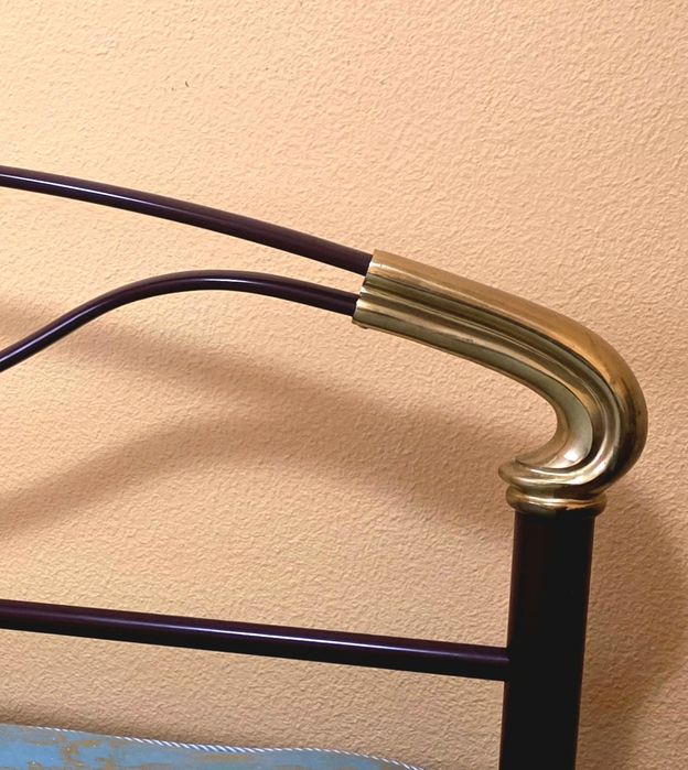 Cama de casal em metal