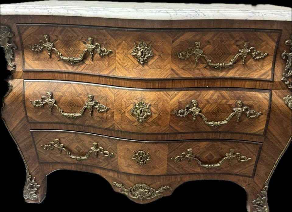 Cómoda estilo Luis XV, com mármore