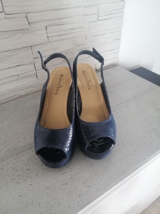 Sandały na koturnie 38