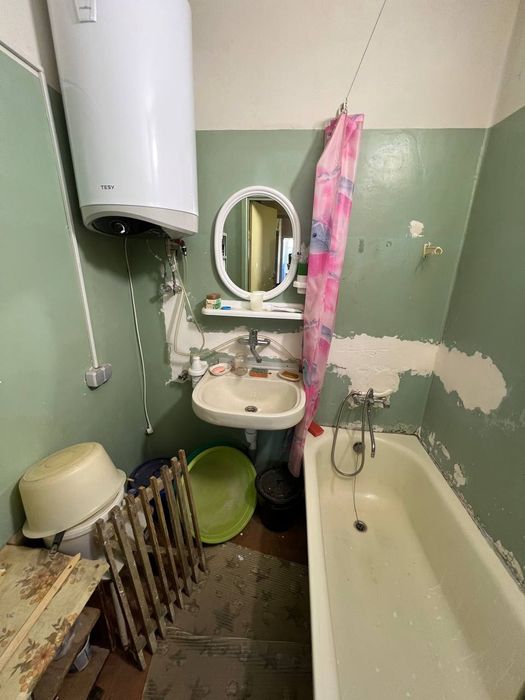 Продаётся 4-комнатная квартира под ремонт, Черноморск.