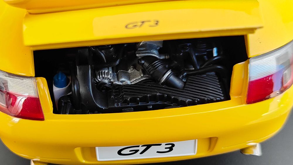 Porsche 911 GT3 Street Car (996) AutoArt 1/18