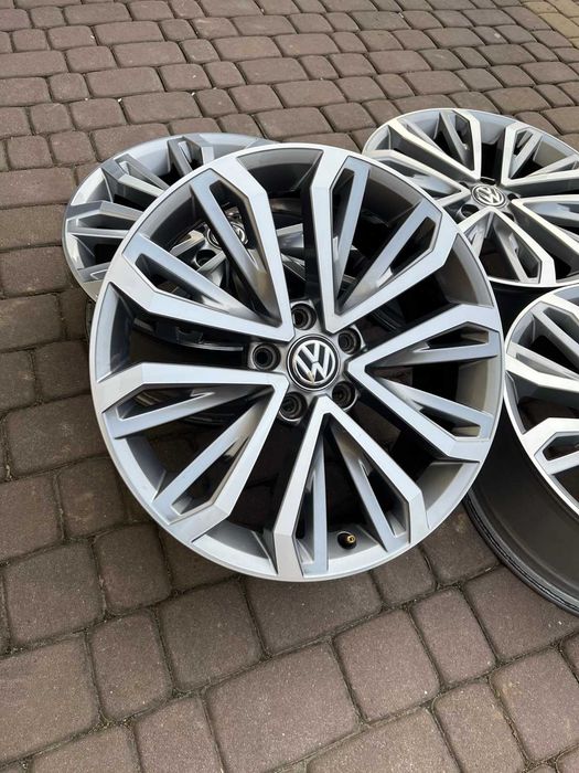 Oryginalne alufelgi Vw 5x112 18 cali Bicolor T-Roc Passat Ateca