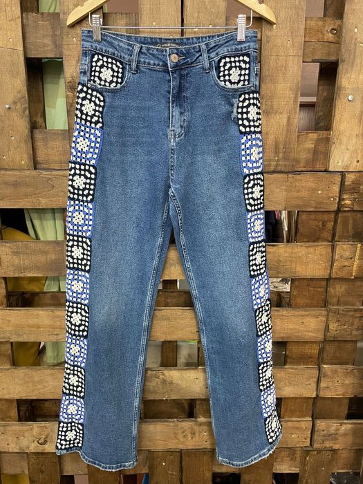 Calça jeans bordada em crochê